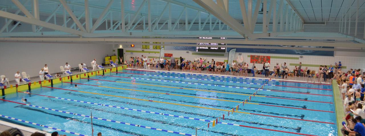 32 teams zwemmen een estafette voor deelname aan het kampioenschap
